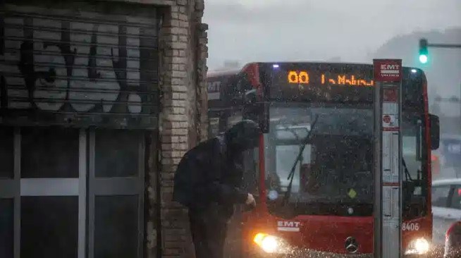 Lluvias torrenciales e impacto de un rayo obligó al cierre del aeropuerto español de Valencia