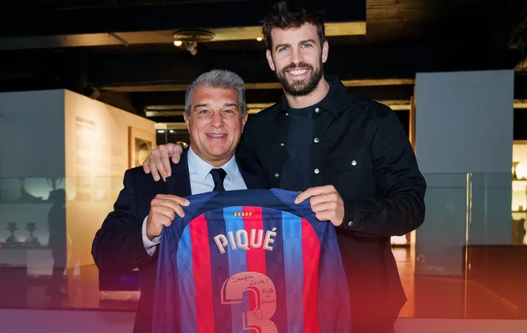 Gerard Piqué entrega la camiseta de su último partido al museo del Barça