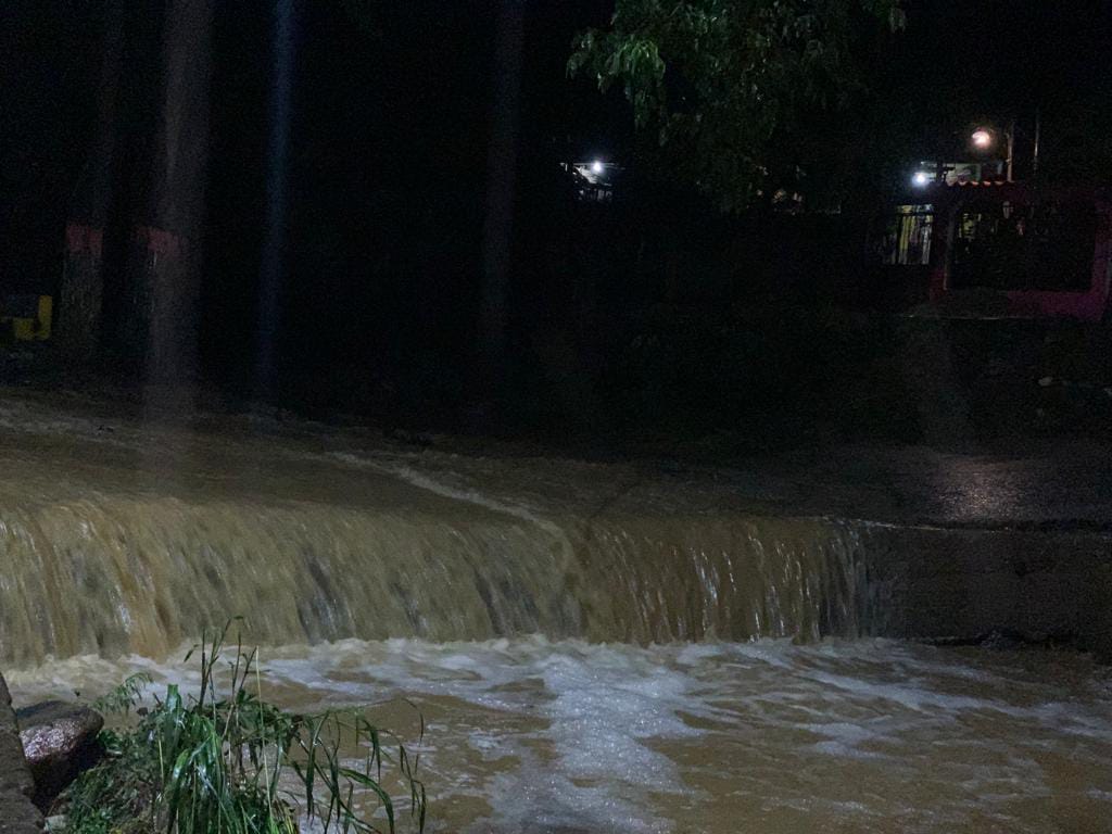 Varias embarcaciones hundidas deja fuerte oleaje por lluvias en Margarita