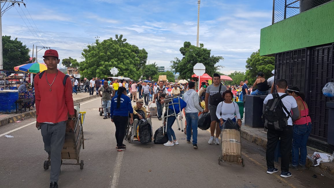 Inflación en dólares y pesos obliga a tachirenses a viajar hasta Cúcuta para comprar alimentos