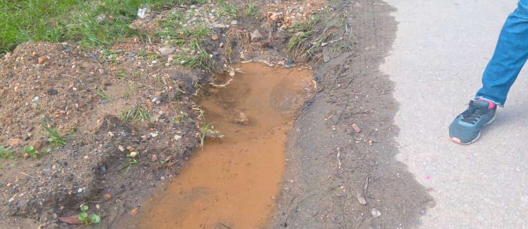 Mientras los vecinos de Bejumita “pasan las de Caín”, en Carrizal se pierden miles de litros de agua