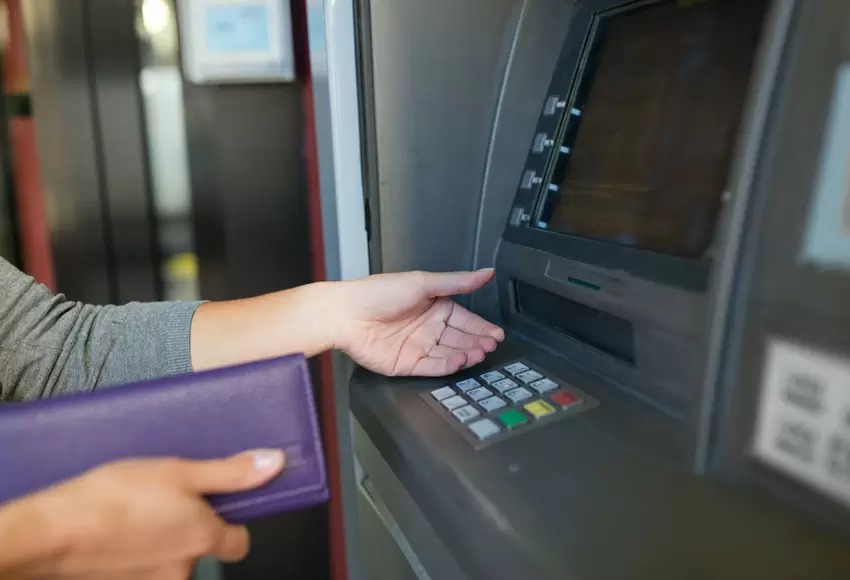 VIDEO: Mujer encontró su aguinaldo al ver un cajero abierto con tremendo fajo de billetes