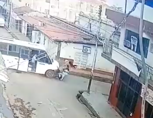 Imágenes sensibles: pareja en moto voló por los aires tras impactar un autobús en El Callao