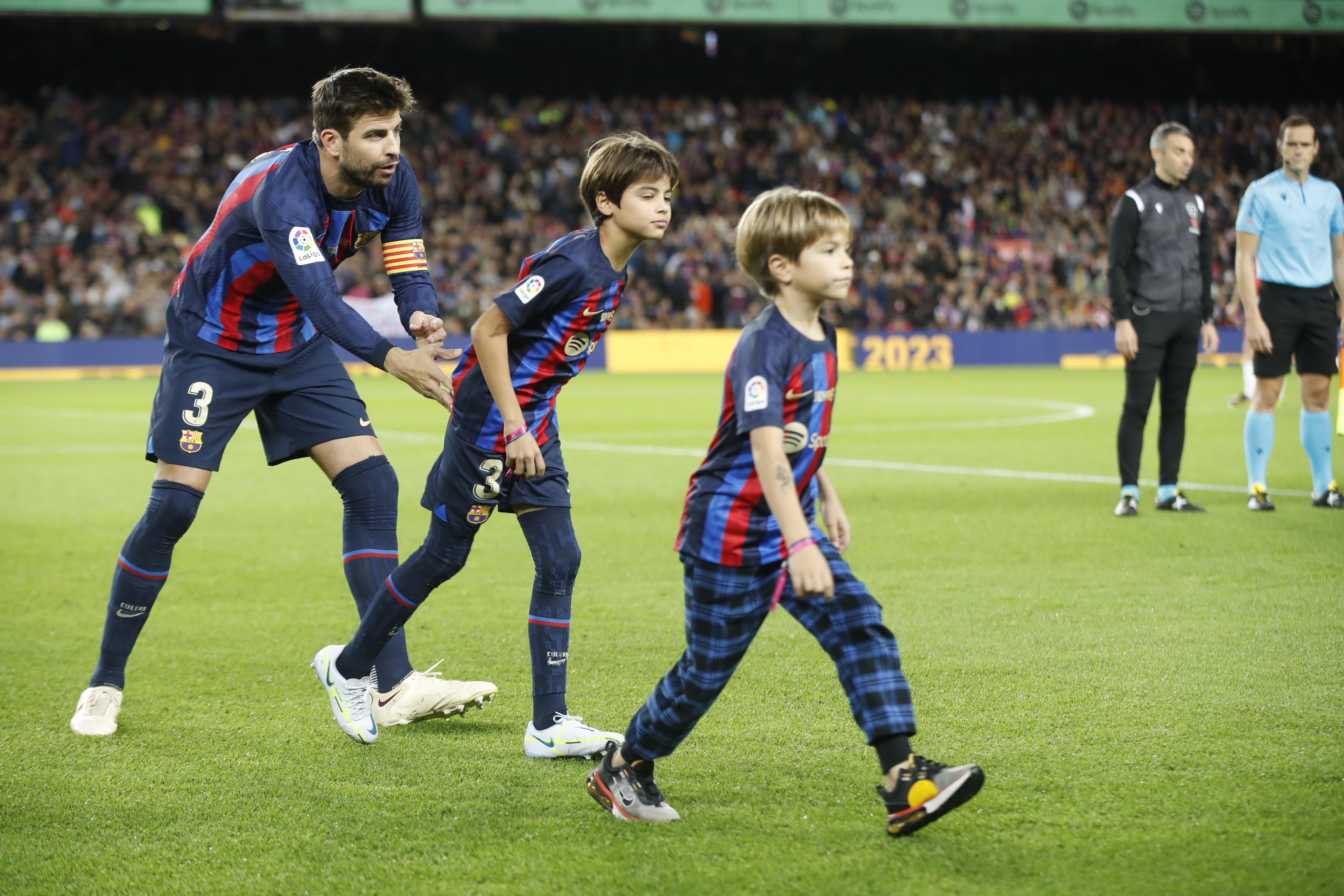 El momento en que Gerard Piqué regaña a sus hijos Milan y Sasha en la final de la Kings League (Video)