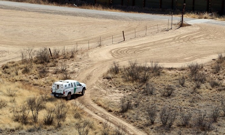 La migración no se detiene en la frontera de EEUU: centenares cruzan ilegalmente por Texas (VIDEO)