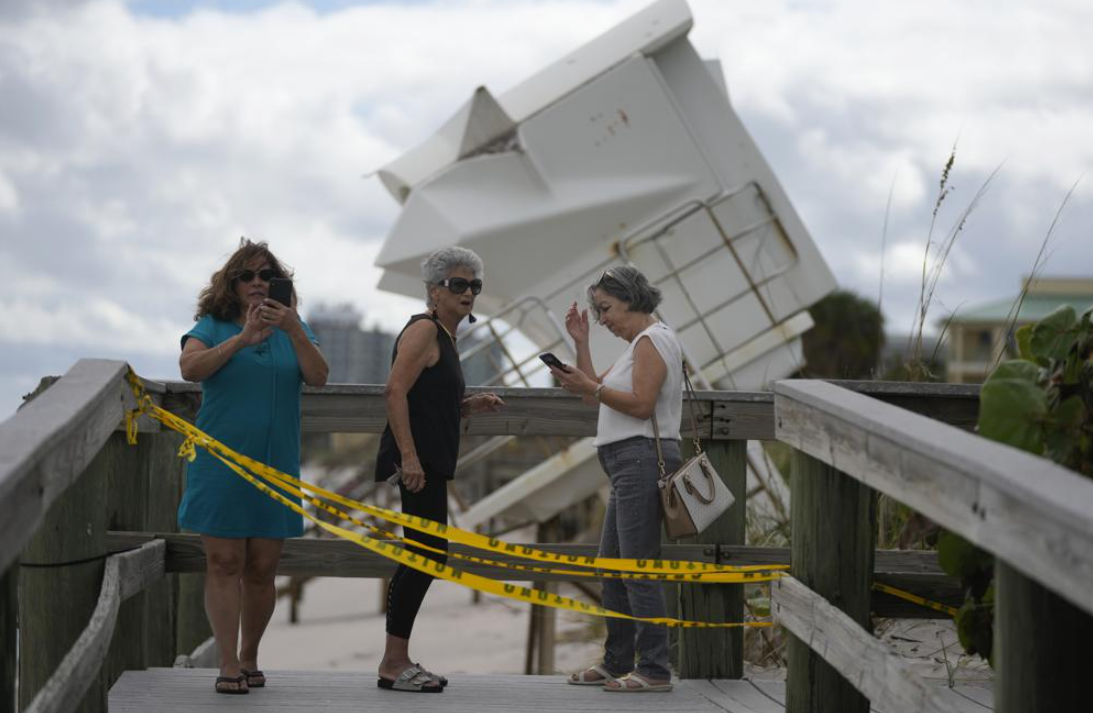 Drama en Florida: Nicole arrasó con las playas y echó las casas al mar (VIDEO)