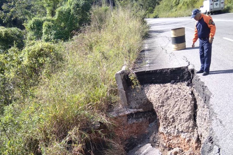 Alerta conductores: a punto de desplomarse la carretera Panamericana sentido Bejuma-Valencia