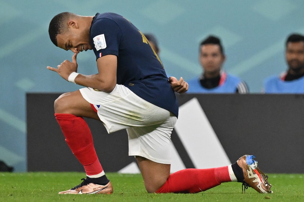 Mbappé halló resquicio en el muro polaco y fusiló dos veces a Szczesny