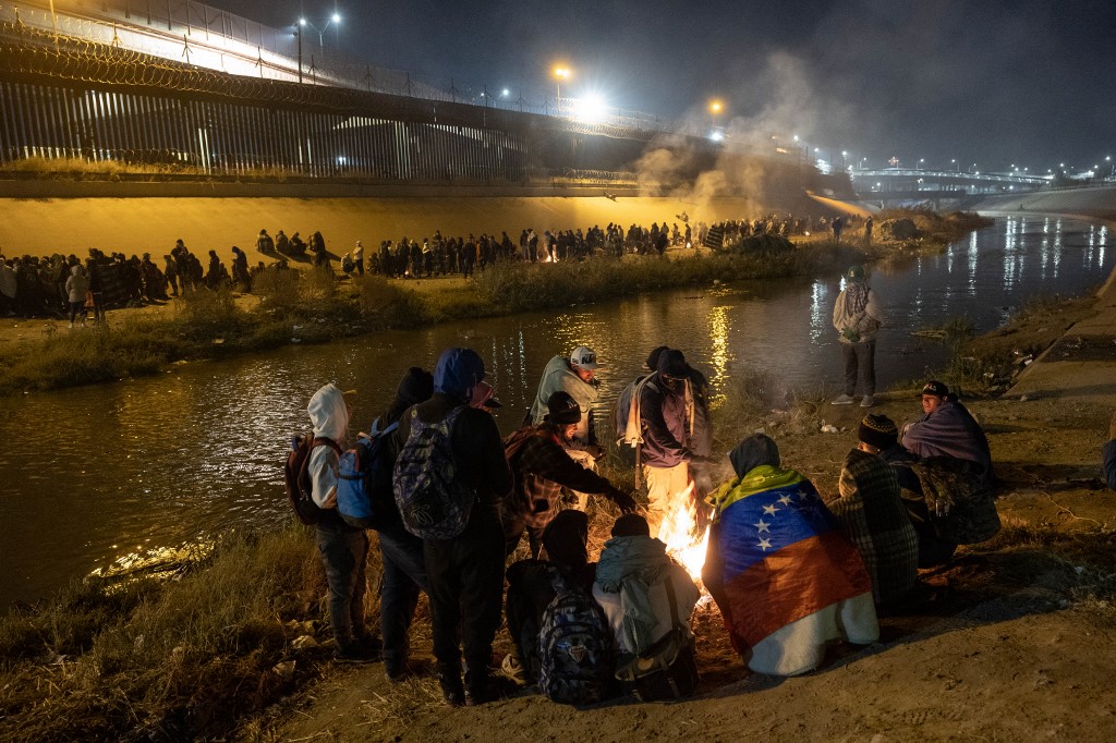 Corte Suprema de EEUU ordenó sostener el polémico Título 42 que expulsa a migrantes