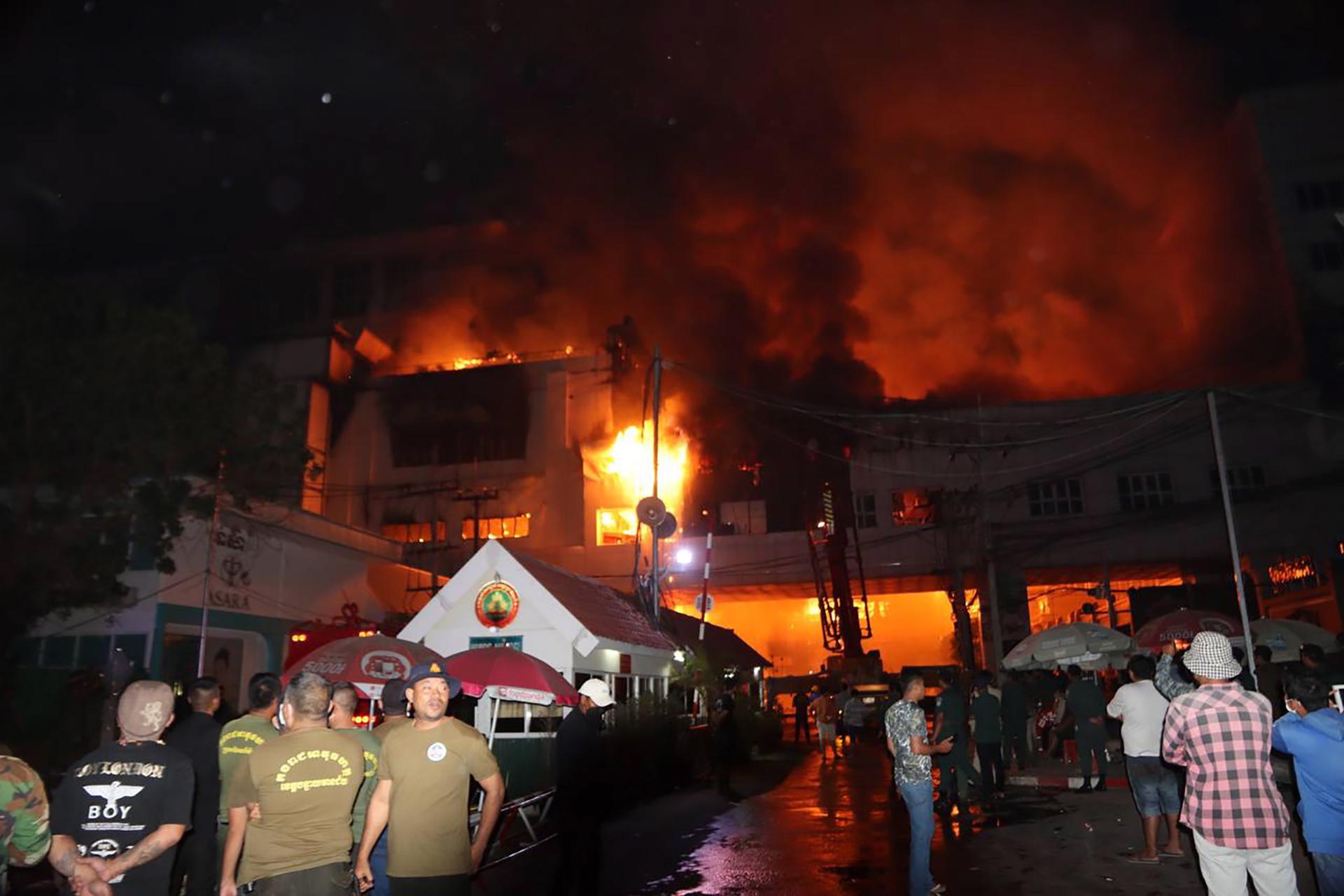 Al menos 30 muertos y 100 heridos en un gran incendio en un casino de Camboya