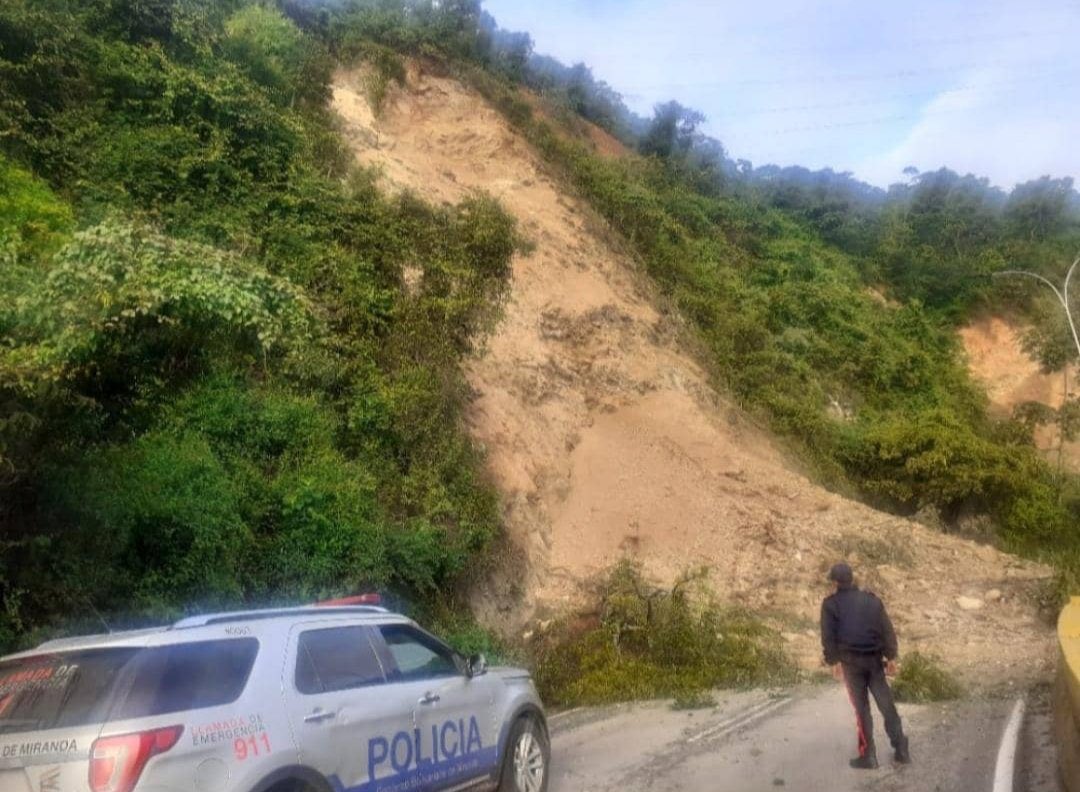 Caos en la carretera Panamericana tras megaderrumbe que cerró los cuatro canales en el kilómetro 7 (Imágenes)