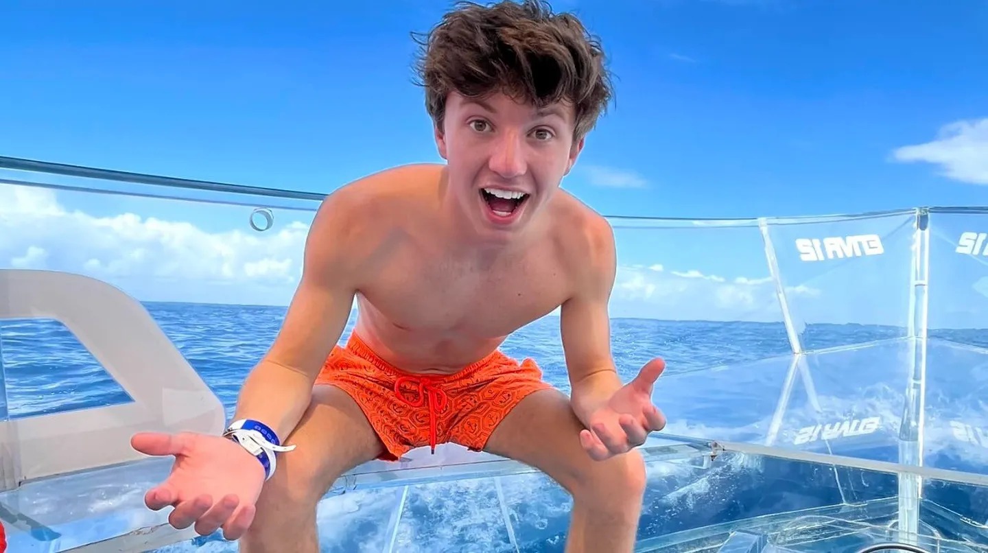 El plan fallido de un joven en EEUU: Cita en el mar con colchón inflable y una computadora (VIDEO)