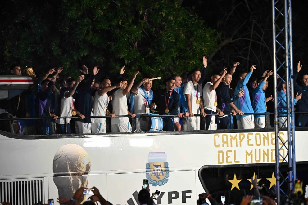 VIDEO: El peligroso momento en el que un cable hizo tambalear a los jugadores de la selección de Argentina