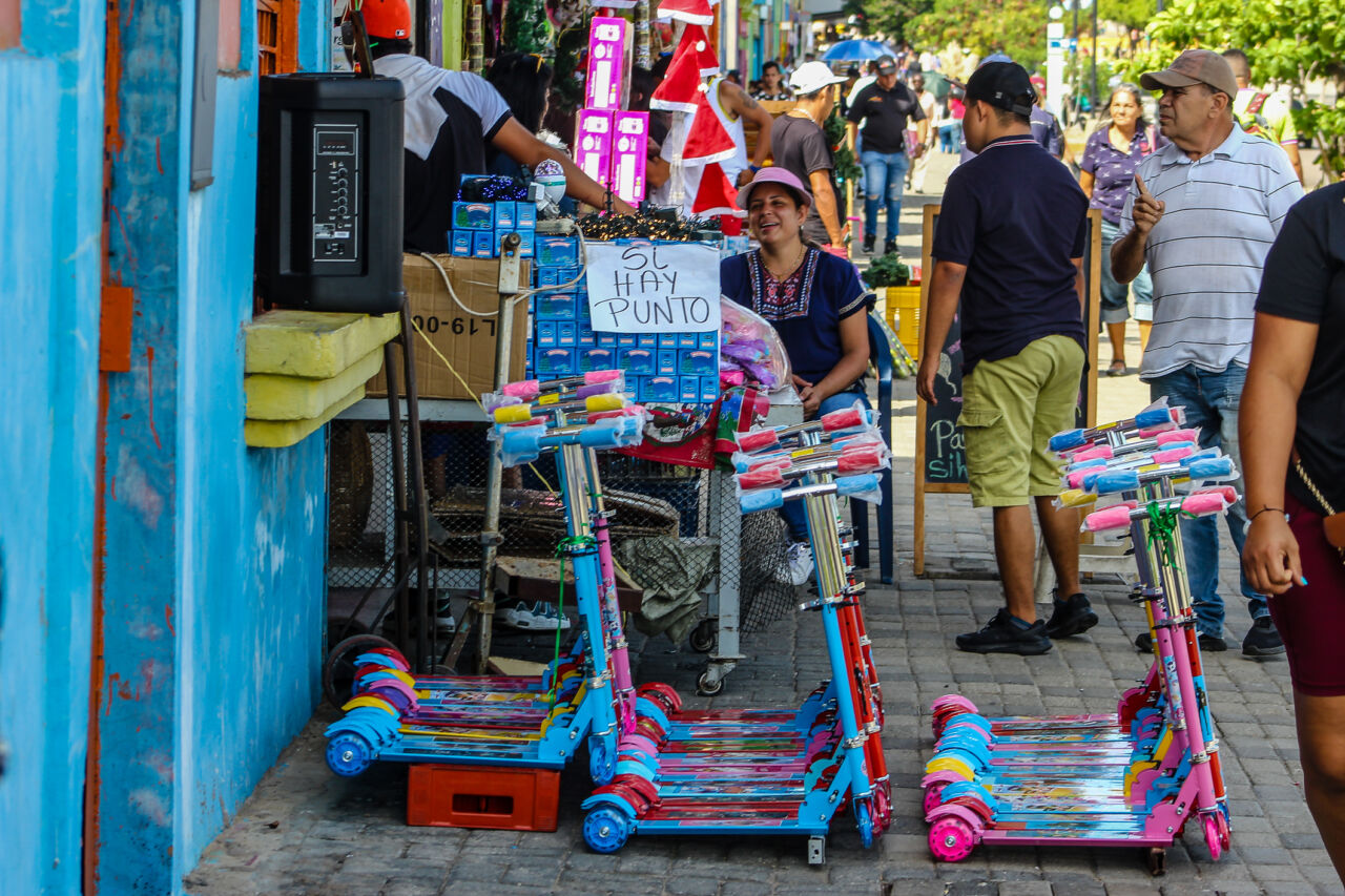 Padres venezolanos piden ayuda a familiares en el exterior para comprar regalos del Niño Jesús