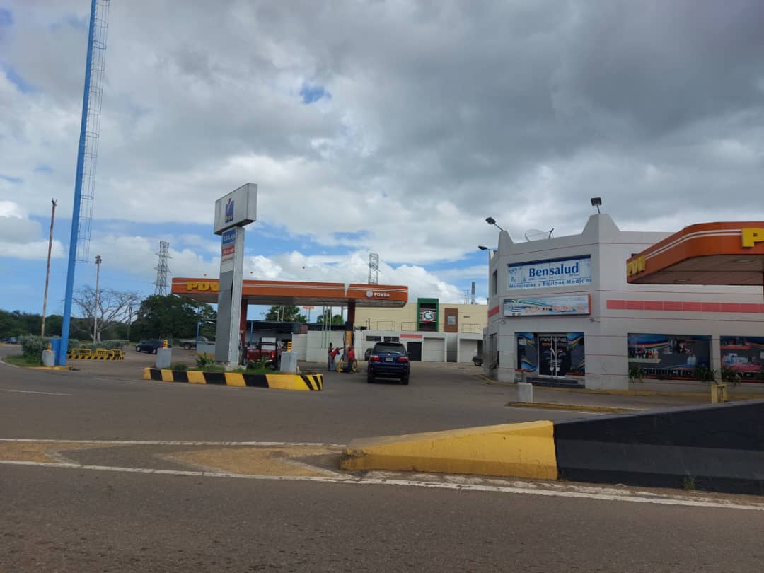 Vuelve el “bachaqueo” de gasolina a Falcón ante las largas colas