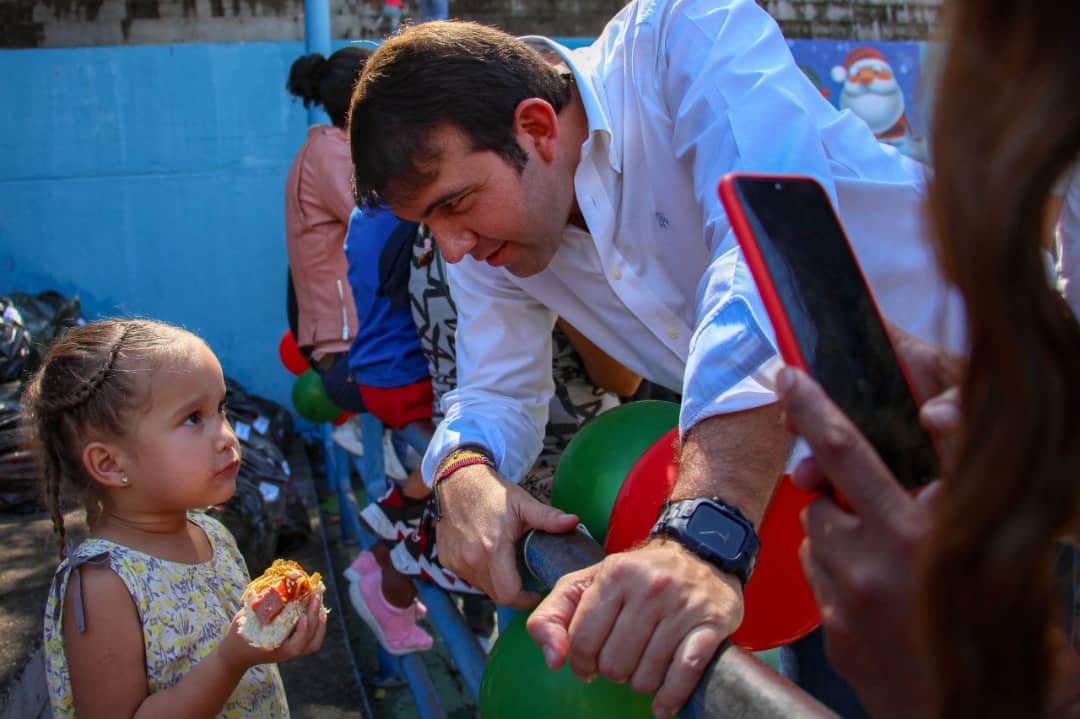 Carlos Prosperi entregó juguetes a niños de Caracas (Fotos)