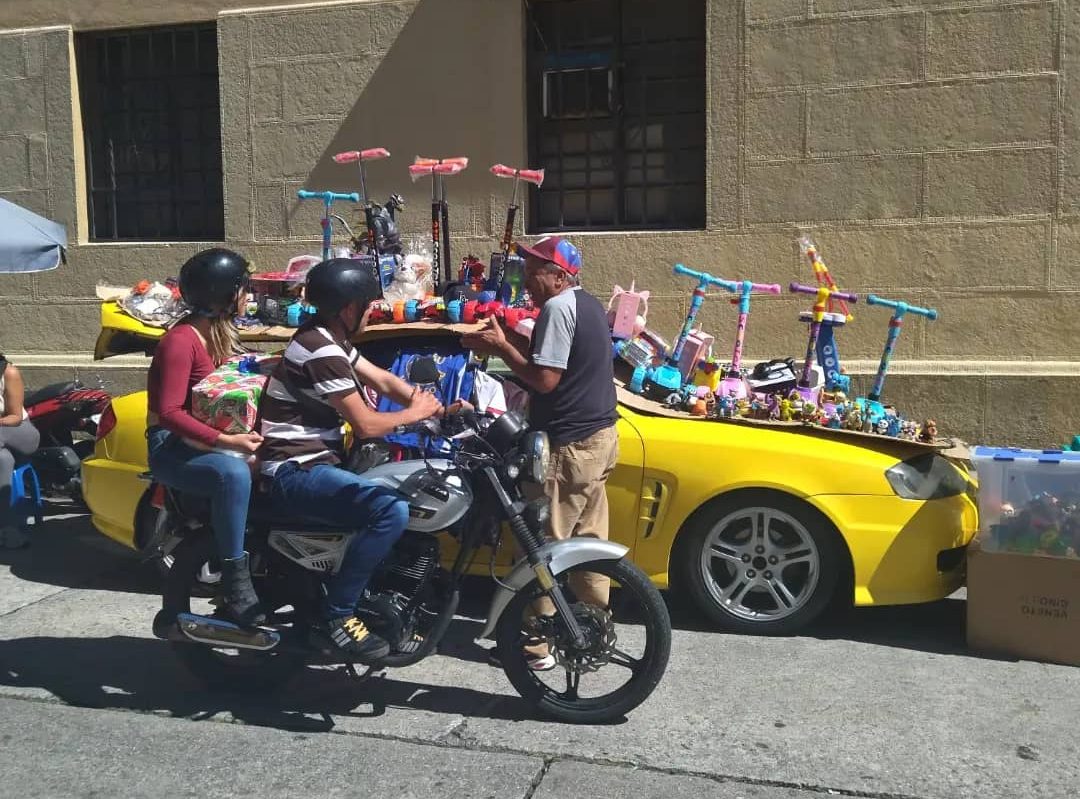 Merideños en las calles buscan regalos a última hora para la Nochebuena