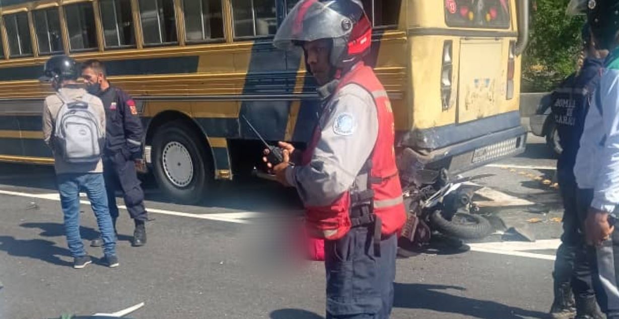 Accidente en la autopista Valle – Coche dejó dos muertos este #24Dic