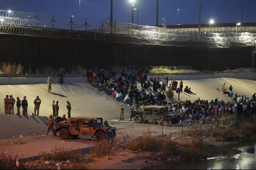 Mujer entra en trabajo de parto mientras la Guardia Nacional se enfrenta a migrantes en la frontera de EEUU