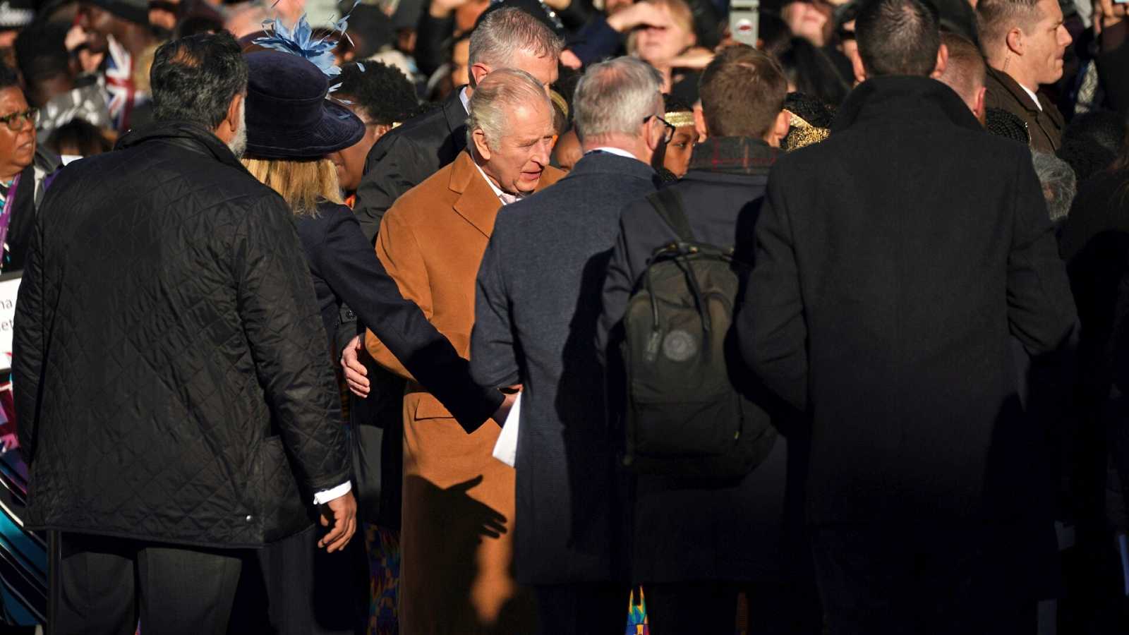 Otra vez le lanzaron huevos al rey Carlos III en medio de la polémica con el príncipe Harry (VIDEO)