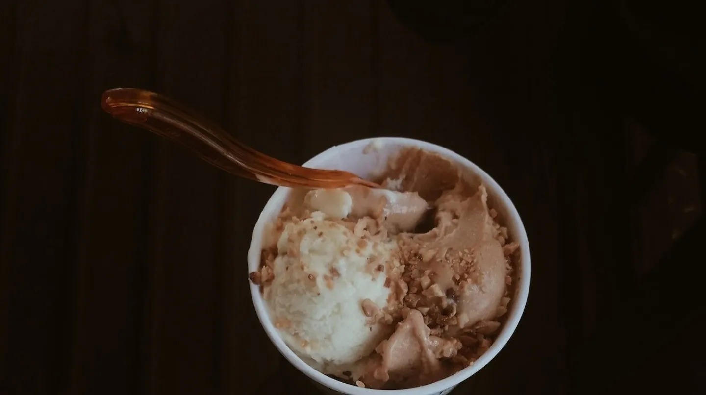 ¡Ups! Le mandó helado a su novio por delivery y la repartidora se pasó de la raya (VIDEO)