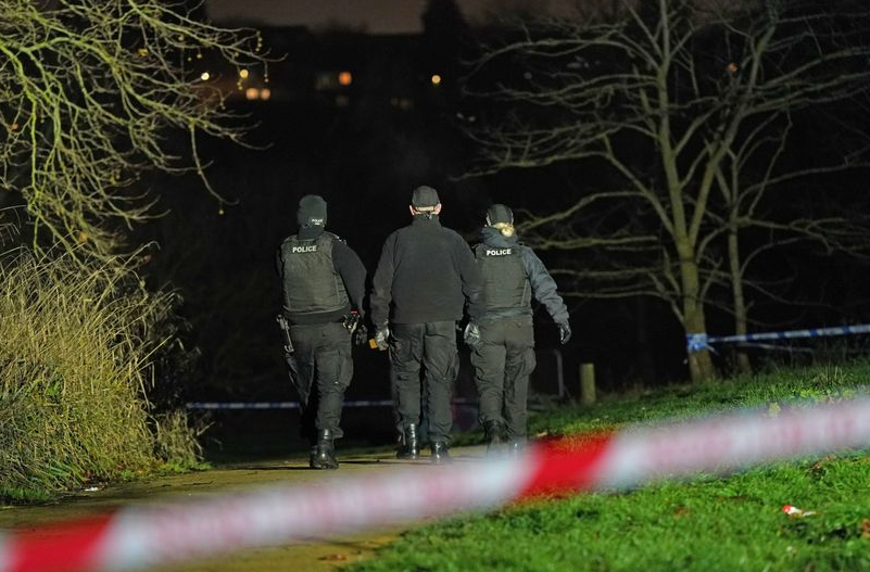 Drama en Birmingham: cuatro niños luchan por su vida tras caer en un lago helado