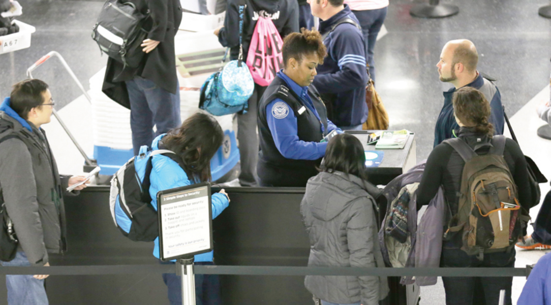 Mujer mordió, pateó y escupió a seis agentes en el aeropuerto de Nueva Orleans