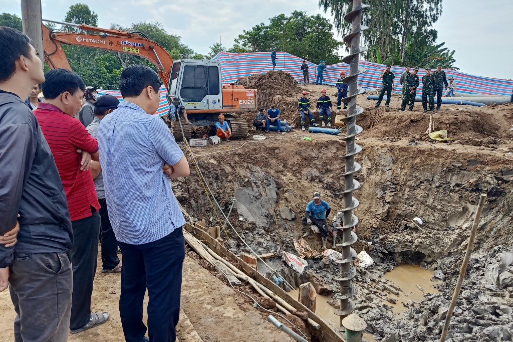 Niño que cayó en un hueco en Vietnam fue declarado muerto