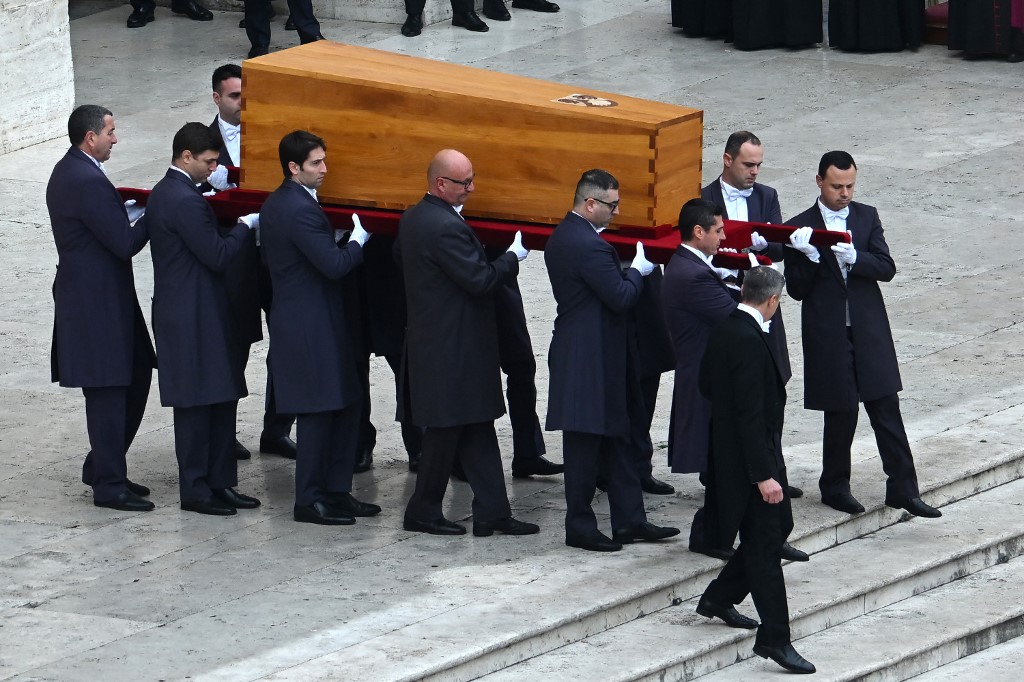 Féretro de madera, monedas de la Santa Sede e incienso: los detalles del funeral de Benedicto XVI en la Basílica de San Pedro