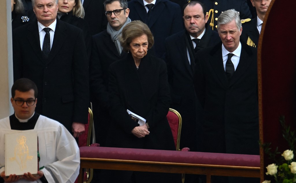 La reina emérita Sofía, de luto y en primera fila en funeral de Benedicto XVI