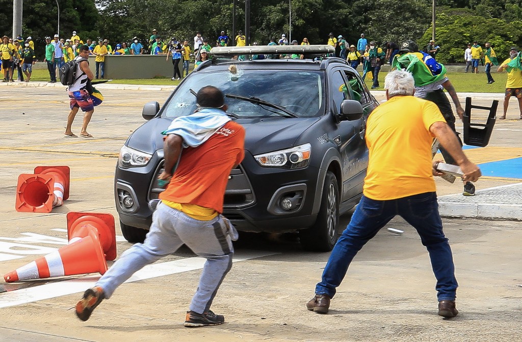 Al menos diez periodistas resultaron agredidos o robados durante actos violentos en Brasilia