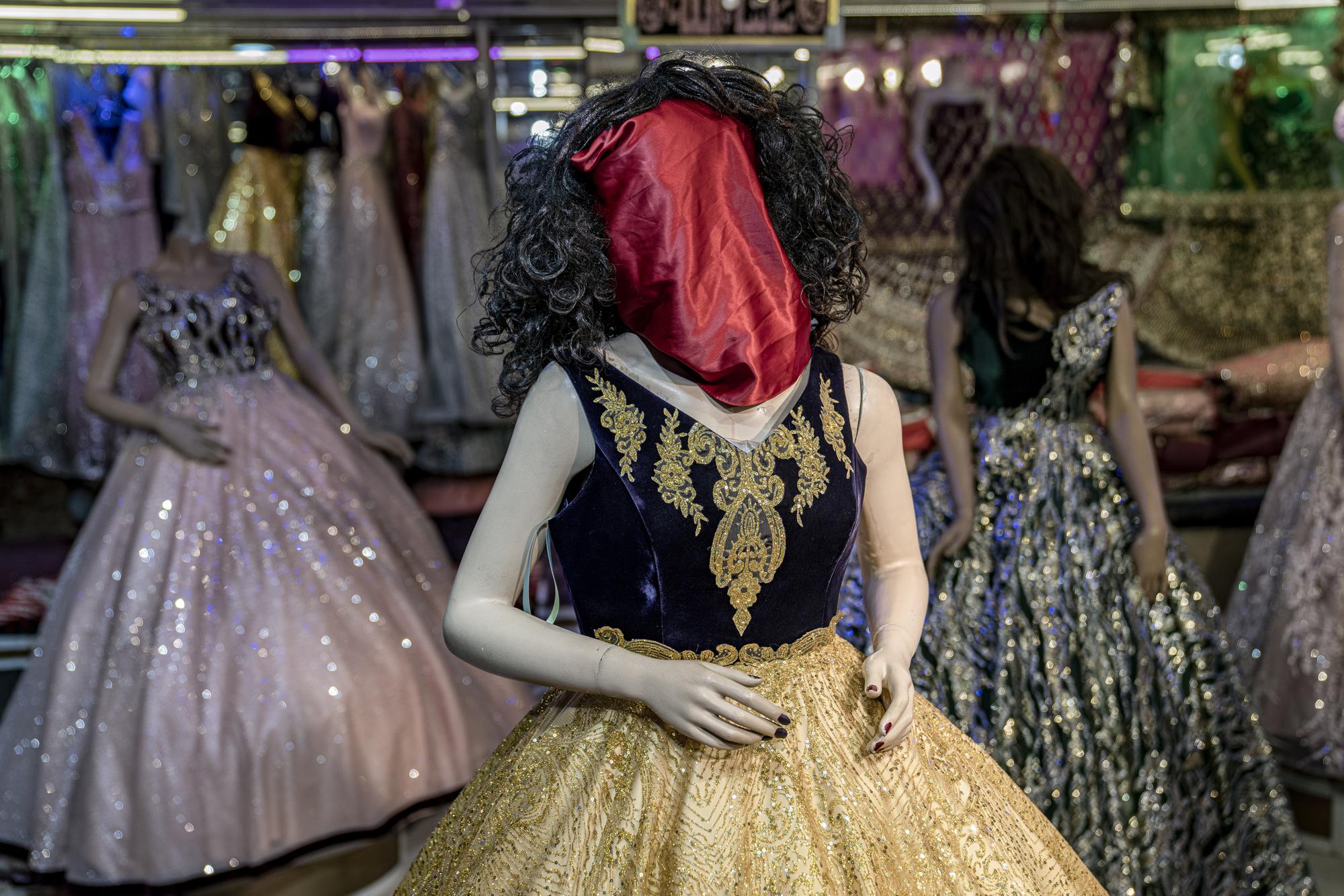 EN FOTOS: maniquíes femeninos de Kabul, encapuchados y enmascarados por el régimen talibán