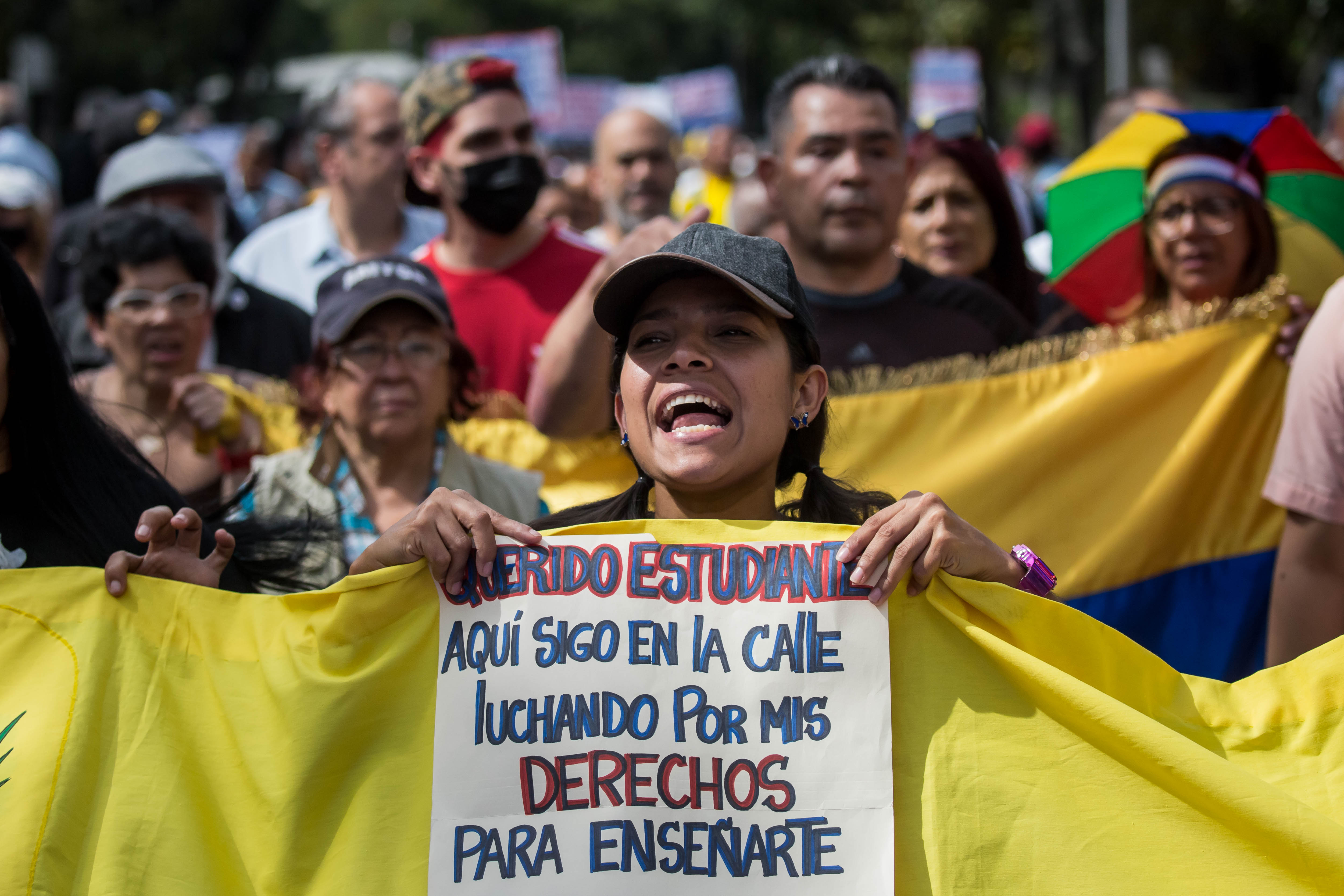 Docente por pasión y peluquera por dinero, sortear bajos sueldos en Venezuela