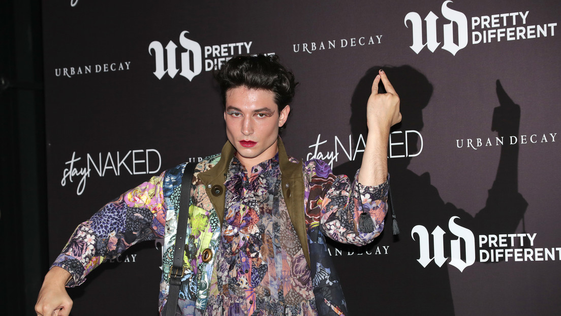 El actor Ezra Miller se declara culpable de un cargo menor por robar en casa de sus vecinos