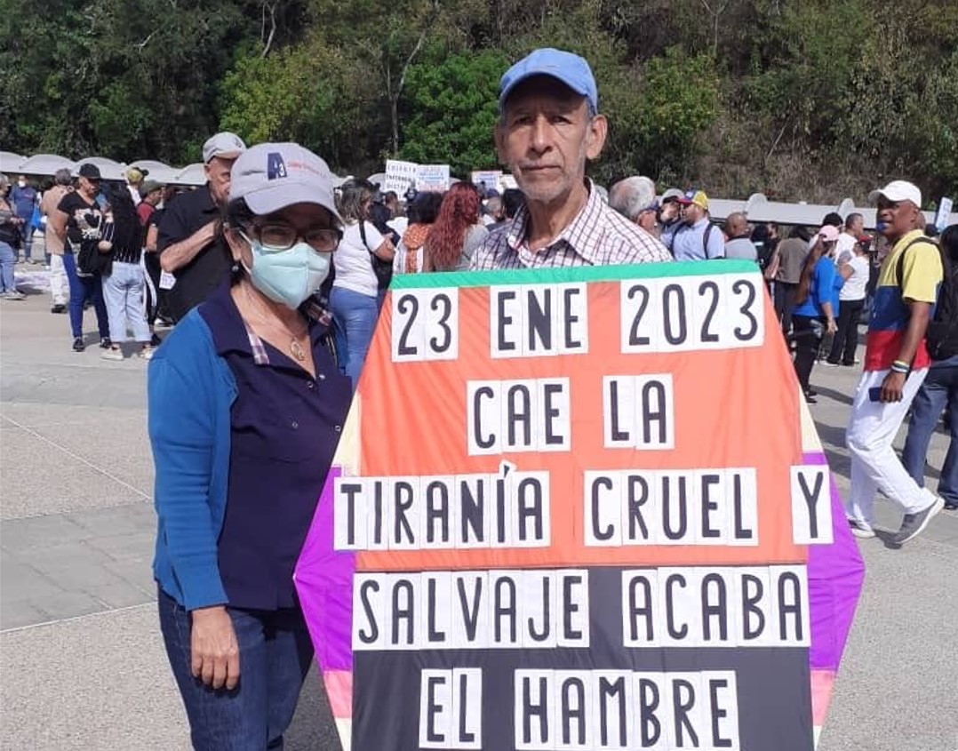 Señor del papagayo: “23 de enero 2023 cae la tiranía cruel y salvaje acaba el hambre de libertad” (FOTO)