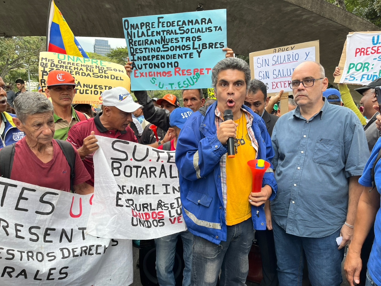 Trabajadores y profesores de la UCV salieron a la calle para reclamar mejoras salariales #12Ene (VIDEOS)