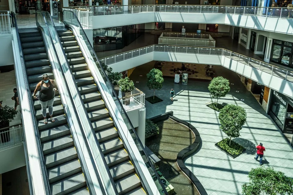 VIDEO: Amenazaron con expulsarlo de centro comercial en Minnesota por usar camiseta con escrito “Jesús Salva”