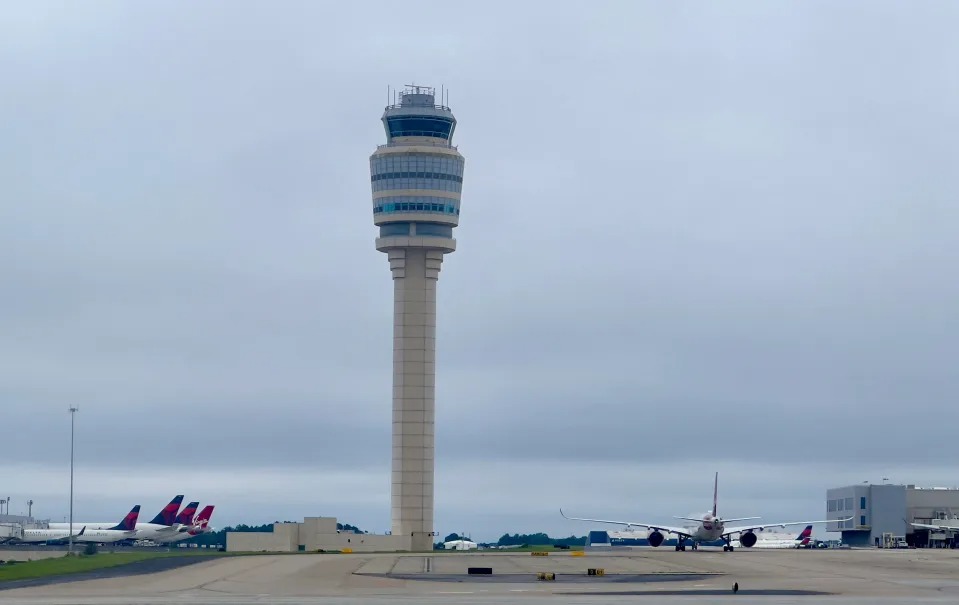 VIDEOS: El caos que armó una pasajera en aeropuerto de Atlanta con un extintor de incendios