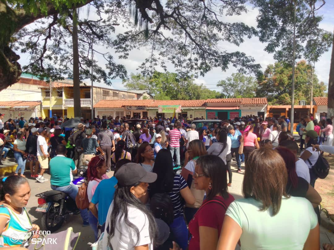 Maestros de Sucre salieron a reclamar sus derechos pese al saboteo de militantes chavistas #9Ene