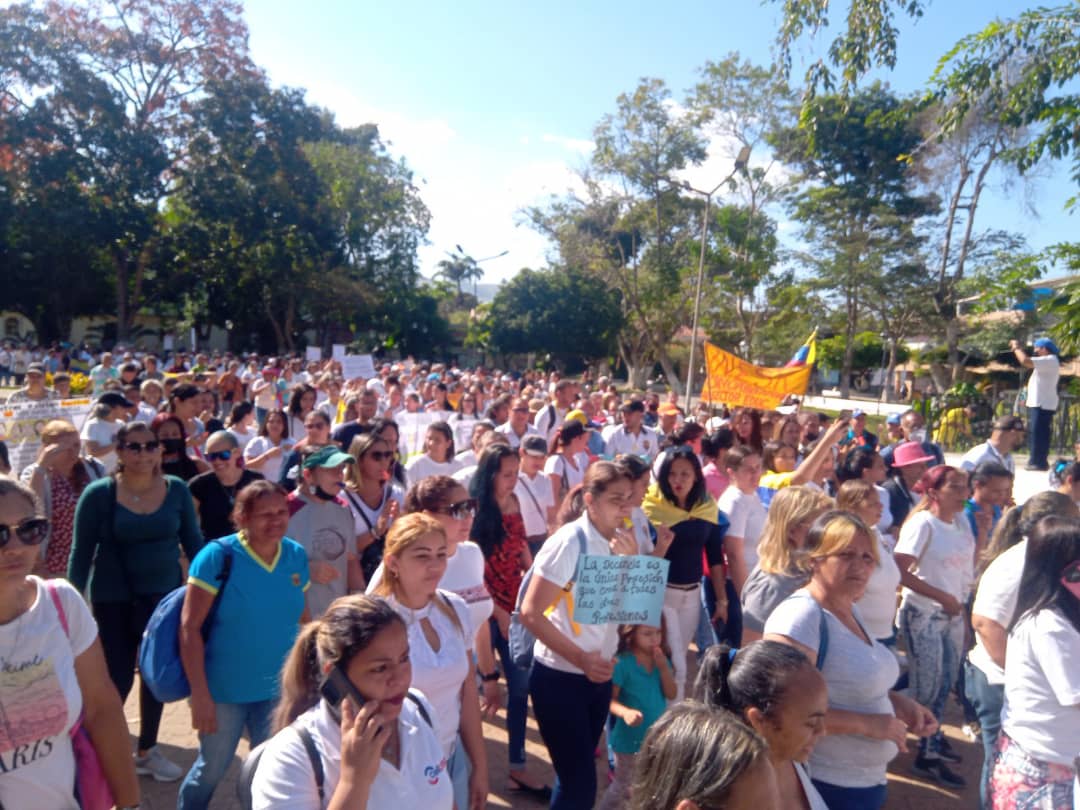 “No tenemos miedo”: Por cuarto día, docentes toman las calles de Bejuma exigiendo un sueldo justo