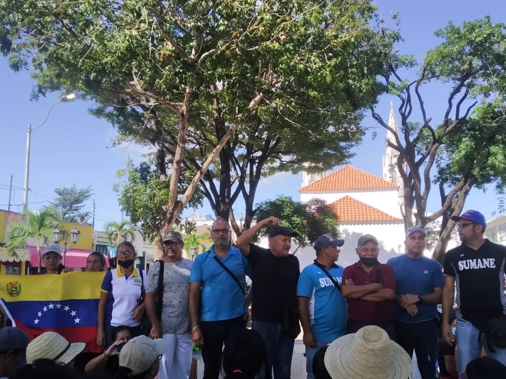 Al son de “somos docentes, no delincuentes” marcharon los maestros en Juan Griego