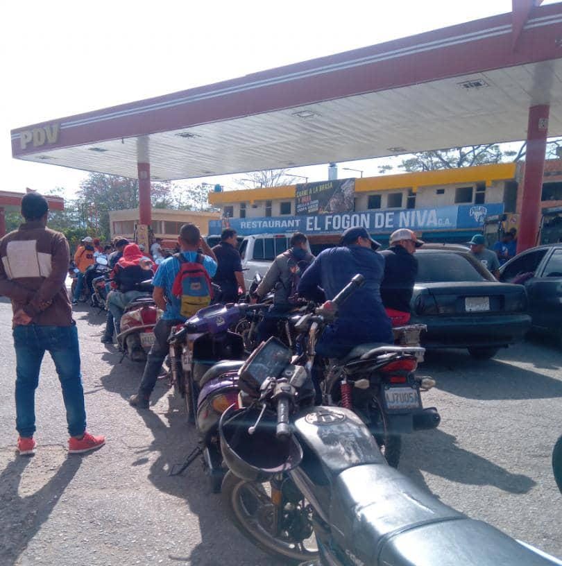 Transportistas del occidente de Carabobo “pasan roncha” porque no hay gasolina