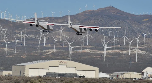 El Stratolaunch: el avión más grande del mundo, enorme como un campo de fútbol, hizo un vuelo récord