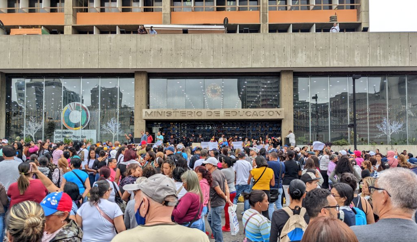 Docentes caraqueños protestan frente al Ministerio de Educación este #9Ene y exigen mejoras salariales