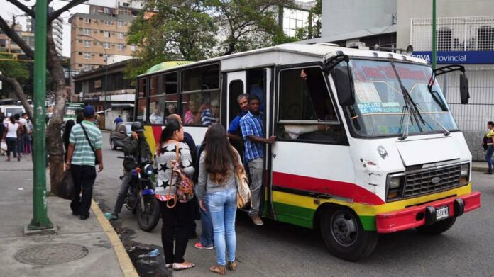 Caraqueños pierden dos horas para llegar de su casa al trabajo por fallas en transporte público