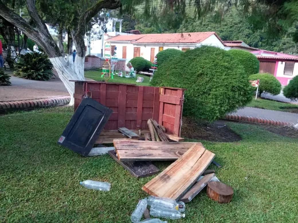 EN FOTOS: Merideños rechazan deterioro de los adornos navideños en la Plaza Bolívar en Zea