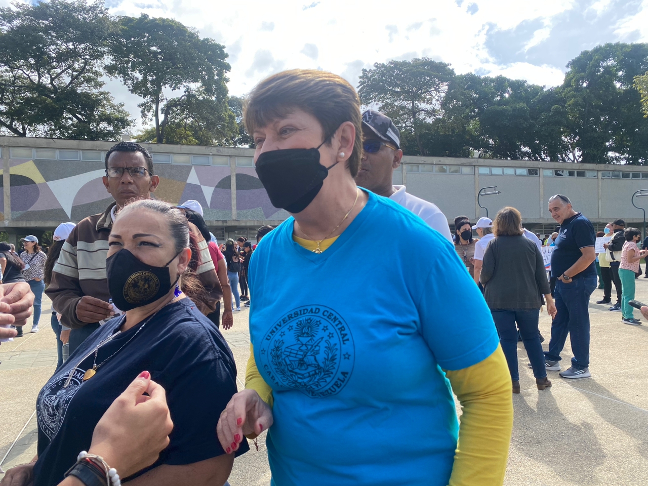 Trabajadores de la UCV se concentran en la Plaza del Rectorado para exigir mejoras salariales este #23Ene (Fotos)