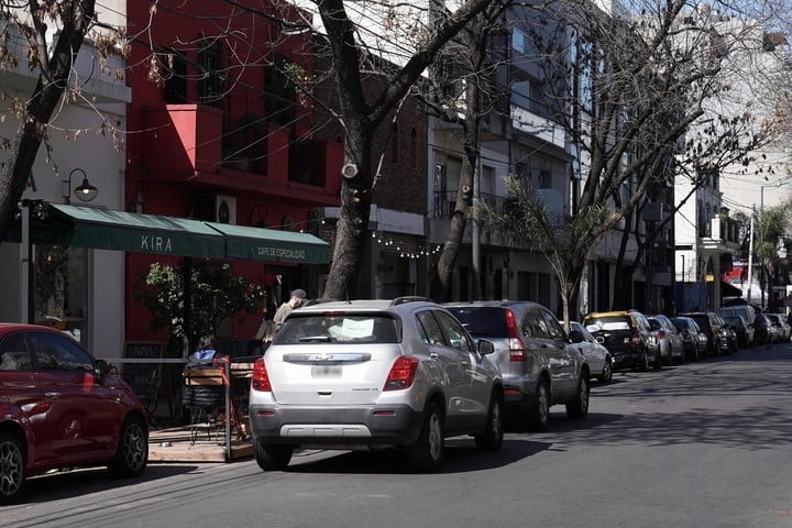 La venganza de una mujer contra su vecino, que siempre estaciona autos en su puerta