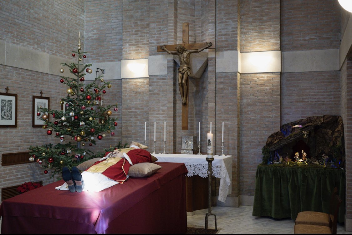 Primeras imágenes de los restos mortales de Benedicto XVI en la capilla del Monasterio Mater Ecclesia