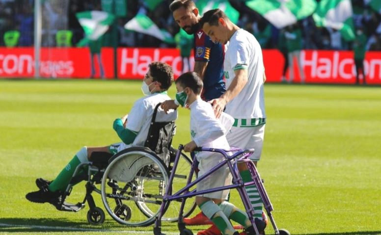 Joven de 17 años recibe beca de Real Betis para jugar fútbol de amputados